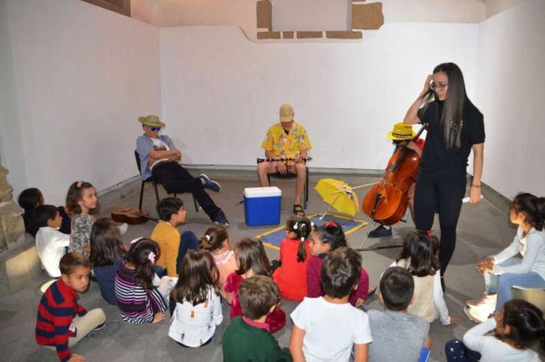 Momento del cuento infantil Las estaciones guiado por la profesora Beatriz Bordón (Foto TA)